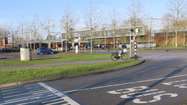 851412 Gezicht op het NS-station Vleuten, met daarvoor het busstation en de parkeerplaats De Sporeplein, vanaf de ...